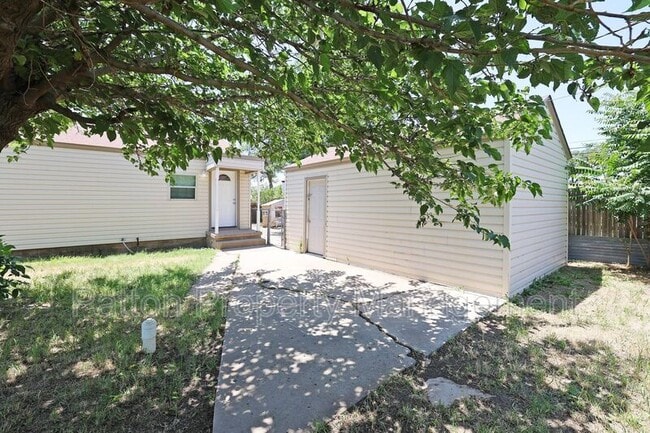 Building Photo - 115 SE 40th Ave