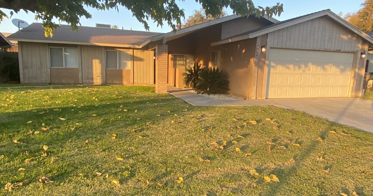 Foto principal - Large 3 Bedroom, 2 Bath Home on NE