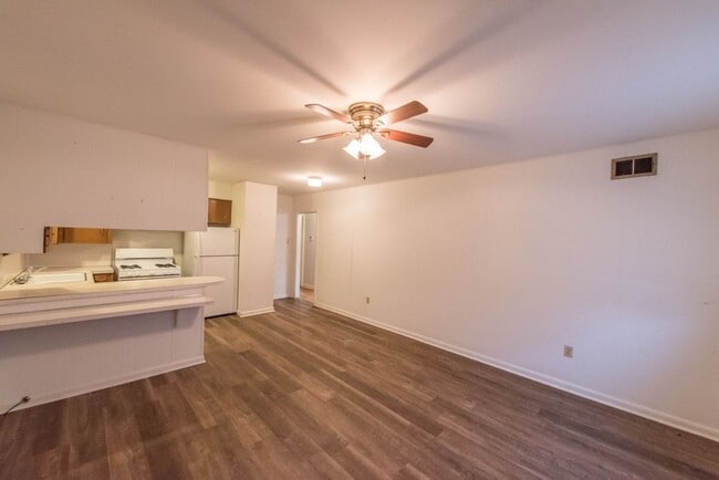 Building Photo - 2 Bedroom 1 Bathroom Home With Carport.