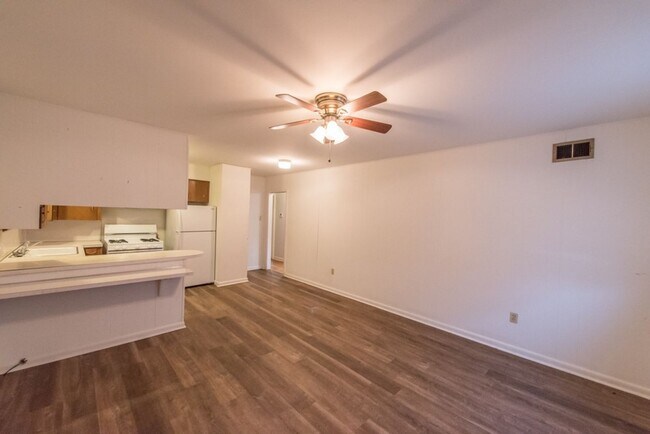 Foto del edificio - 2 Bedroom 1 Bathroom Home With Carport.