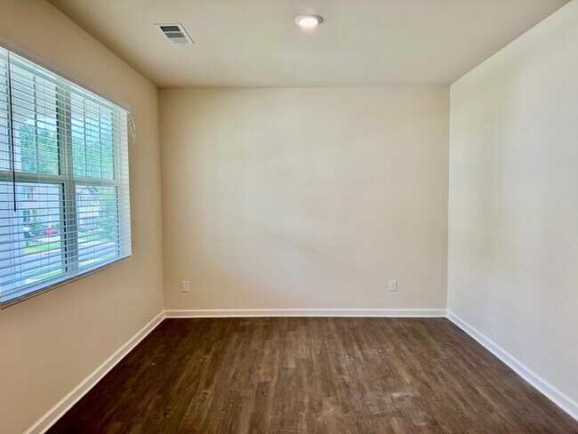 Foto del edificio - Beautiful 5 bedroom, 3 full bath home in D...