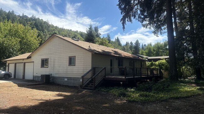 Building Photo - Beautiful River Views~3 Bedroom Home