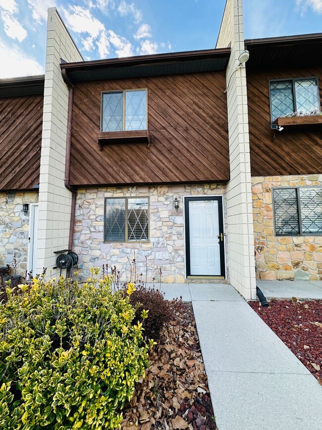 Charming 2-Story Condo in Quiet Knoxville Community – Minutes from Downtown! - Charming 2-Story Condo in Quiet Knoxville Community – Minutes from Downtown!