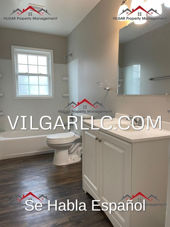 Building Photo - Nice neighborhood: 5 bedrooms, 1.5 baths h...