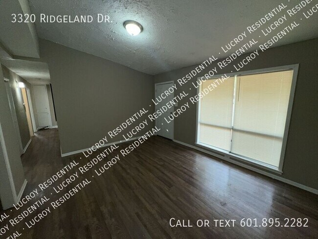 Foto del edificio - 3320 Ridgeland Dr