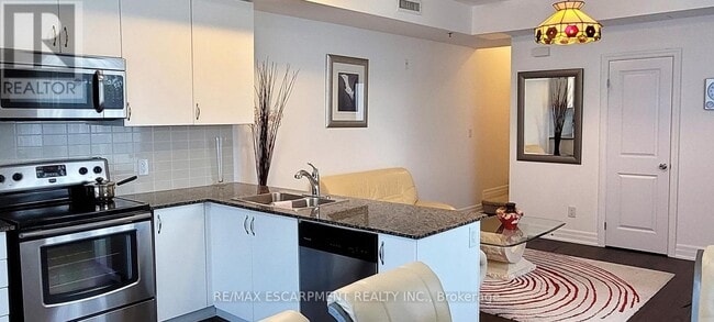 Building Photo - 736 Sheppard Ave W