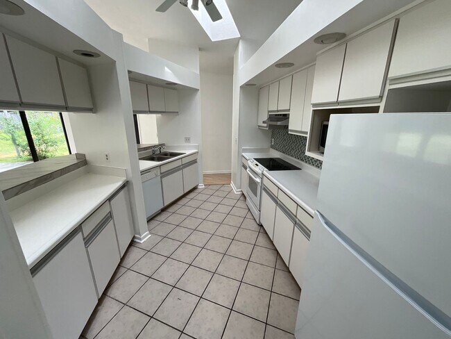 Building Photo - 4050 Linwood Dr