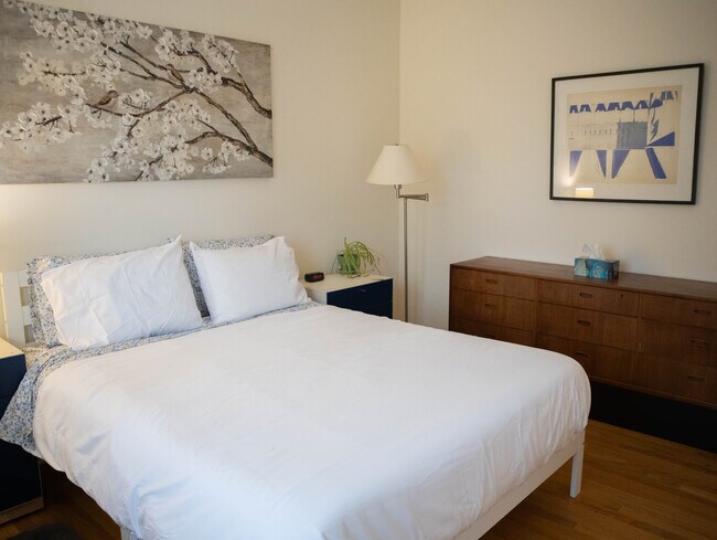 Dormitorio principal con cama de matrimonio, cómoda, dos mesitas de noche, dos lámparas y dos armarios. - 2018 Lake St