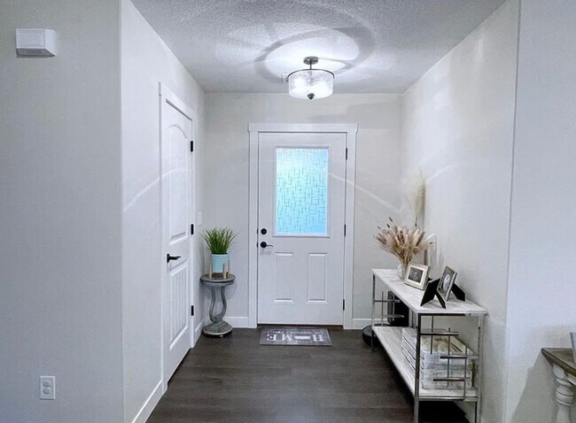 Foto del edificio - 3-Car Garage + Spacious Yard + Stainless Appliances + Fireplace + Near NEW Oliver Brown Elementary