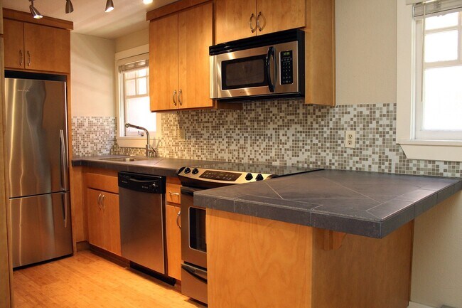 Building Photo - **Move In Special!!** Updated 1 Bedroom Condo in Landmark Old Portland Building