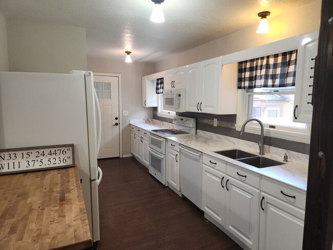 Building Photo - Updated 2 bed + bonus room / 2 bath home