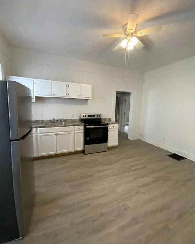 Foto del edificio - Modern Comfort: Charming 4-Bed, 2bath with...