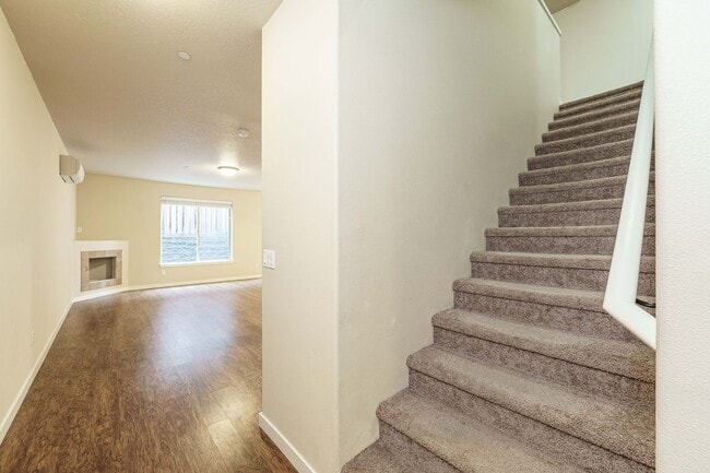 Building Photo - ASK ABOUT ONE MONTH FREE SPECIAL - Ask Us How! 3 Bedroom 2.5 Bath Townhome - Convenient Ridgefiel...