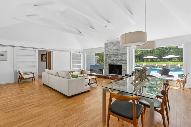 Building Photo - 6 Dongan Way