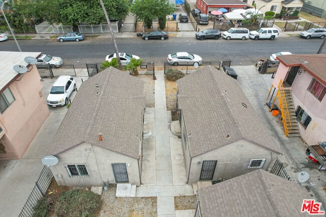 Building Photo - 640 W 81st St