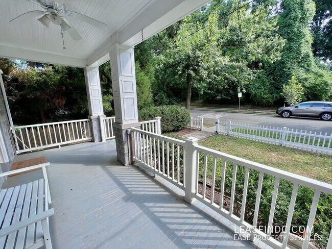 Foto del edificio - 5820 Broad Branch Rd NW