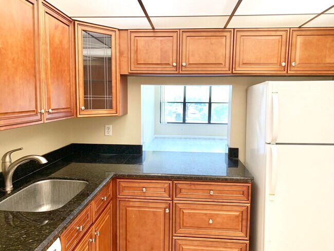 Building Photo - 2312 S Cypress Bend Dr