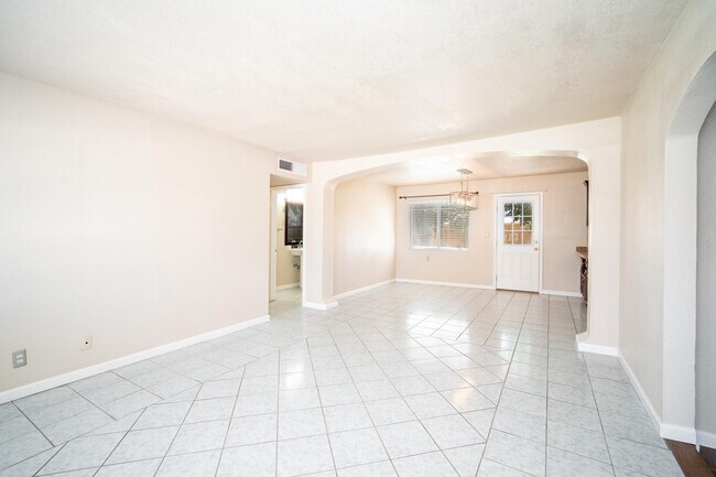Building Photo - 9219 Vicksburg Dr