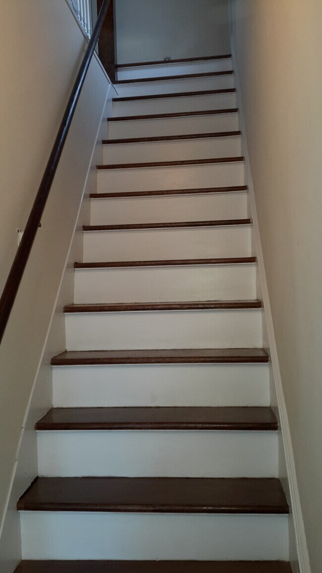 527 Wayne St Unit 2nd floor, Bridgeport, CT 06606 Apartments in