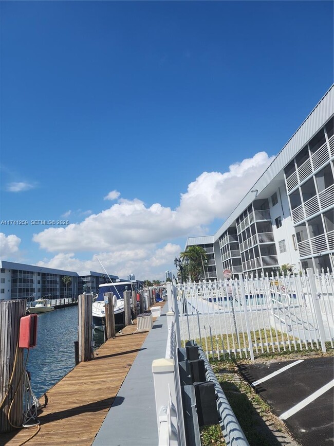 Foto del edificio - 3750 NE 170th St