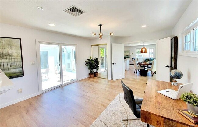Building Photo - 16141 Davis Ln