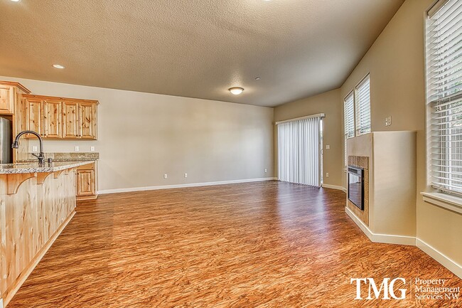 Building Photo - Contemporary 3 Bed 2.5 Bath Style Home in ...
