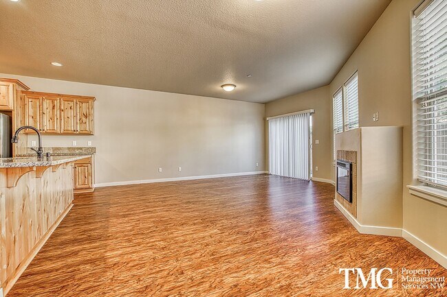 Foto del edificio - Contemporary 3 Bed 2.5 Bath Style Home in ...