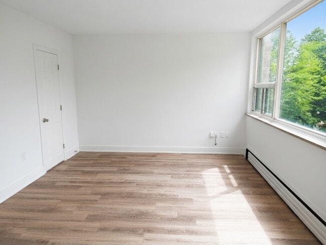Building Photo - 140 Springhurst Ave