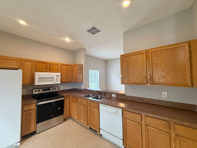 Building Photo - GREAT 3/2 HOME IN WATERSIDE SOUTHEAST ORLANDO