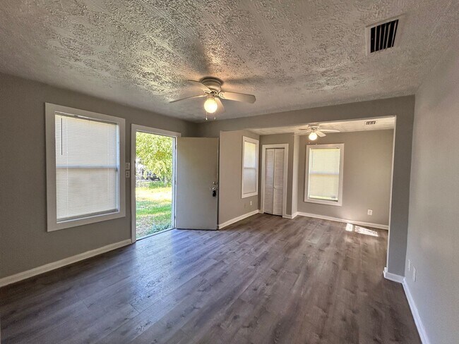 Foto del edificio - Cute 2 Bedroom House Available