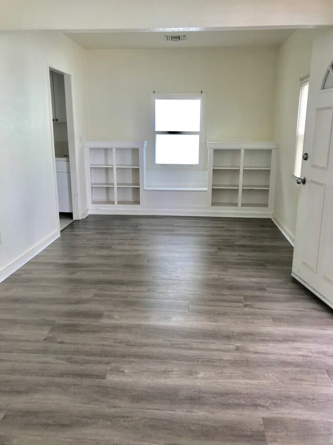 Building Photo - 1030 E La Palma Dr