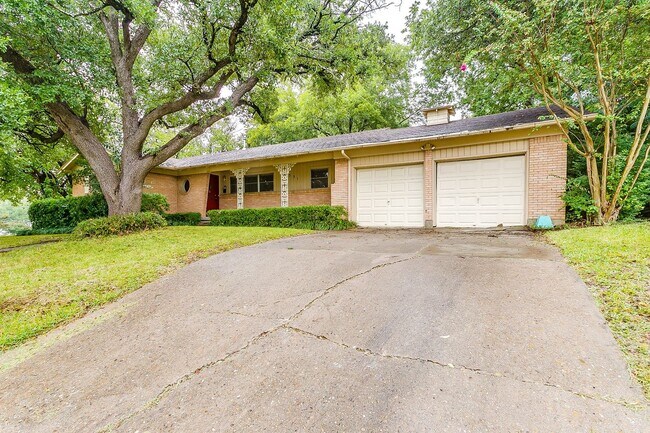Foto del edificio - Ready for New Tenants- Large 3 bed, 2 bath...