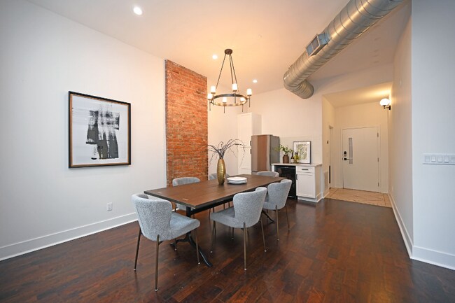 Building Photo - 323 W 5th St