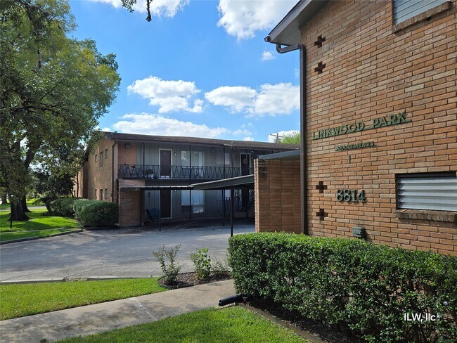 Foto del edificio - 8814 Ilona Ln