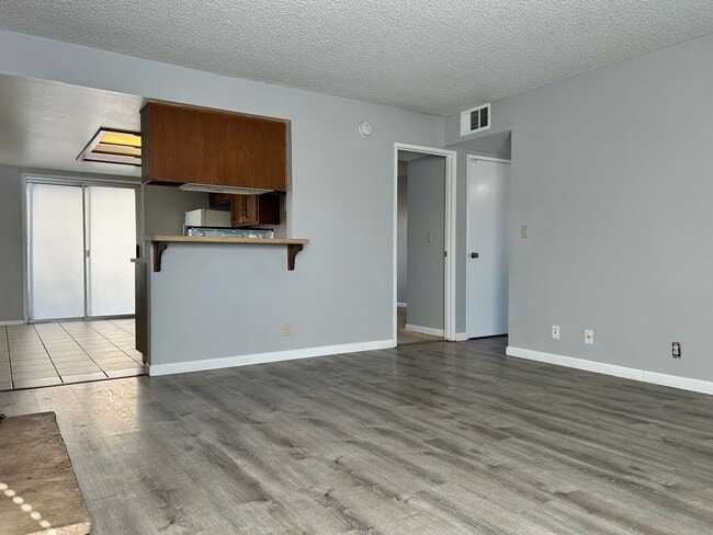 Building Photo - 933 W Atkins Ave