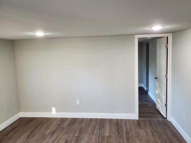 Building Photo - 309 W Gentry St