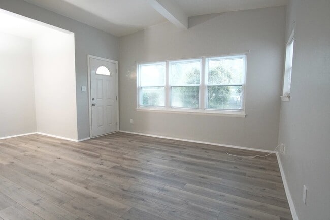 Building Photo - Well-Maintained 3BR/2BA Home with Fenced Y...