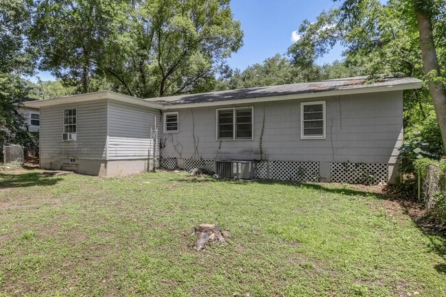 Building Photo - 4 bed 2 bath house, Walk to Stadium!! Available July 2026