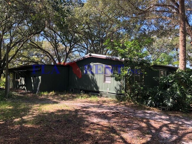 Foto del edificio - **Large 3/2 Lake front home on spacious, s...