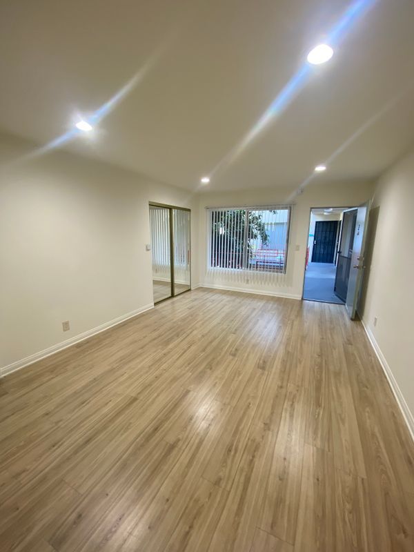 Foto del edificio - 5855 Carlton Way