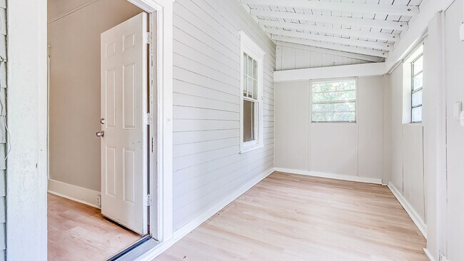 Foto del edificio - Newly Updated 3 Beds/ 2 Bath With Huge Bac...