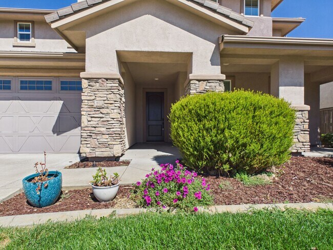 Building Photo - Spacious 5-Bedroom Solar Home in Blackstone with Resort Style Amenities