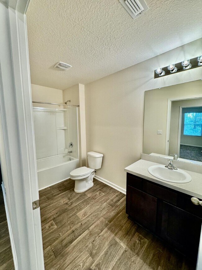 Foto del edificio - 4/2 Almost Brand New Rental Available