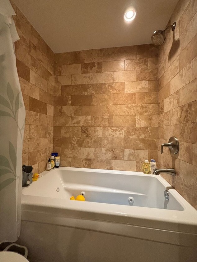 Foto del edificio - Furnished home 3 Blks from warm spring cha...