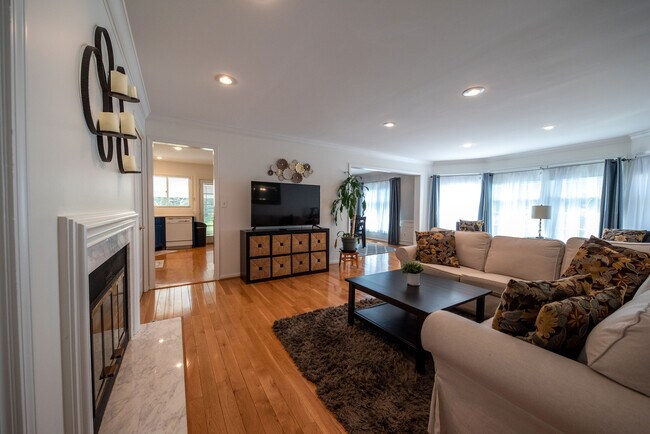 living room with gas fireplace - 2181 Fairway Blvd