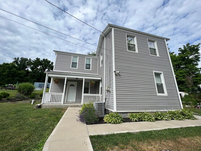 Foto del edificio - Conveniently Located 4 Bed/2 Bath Home-Central AC and Heat-Available 3/01!