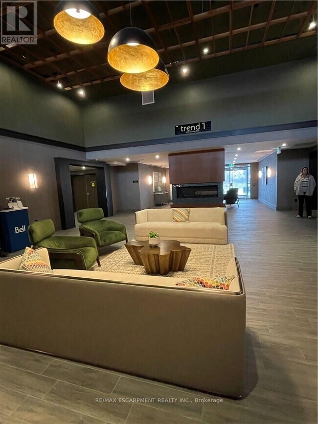 Building Photo - 450 Dundas St E