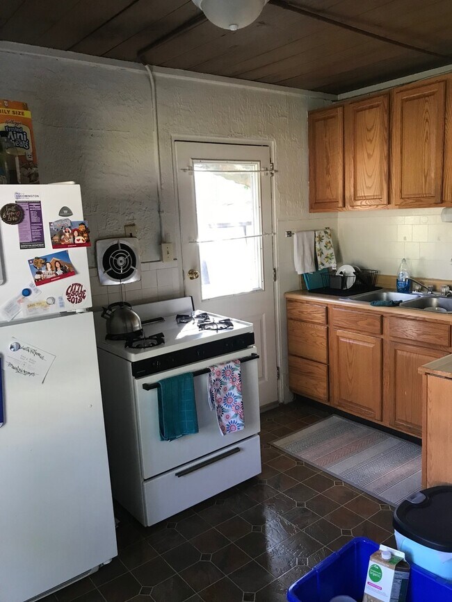 Building Photo - Available August 2025   Monthly rent $1400