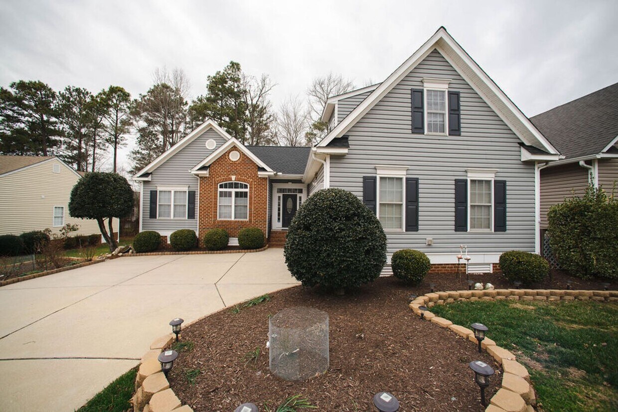 Primary Photo - Spacious 3 Bed / 2 Bath with Large Back De...