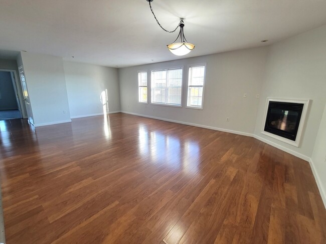 Building Photo - 70 Oak St Ext